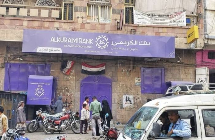 في عدن وتعز.. ستة بنوك تغلق فروعها وأجهزة الأمن تجبرها على فتح أبوابها