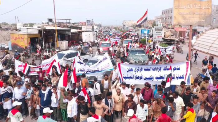 صور | مسيرة جماهيرية حاشدة بالخوخة جنوب الحديدة دعماً لقرارات البنك المركزي
