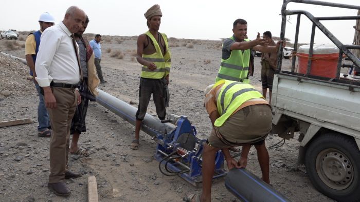 مدير عام المخا يتفقد سير العمل في المرحلة الأخيرة من مشروع المياه