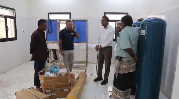 أنشئ بدعم من طارق صالح.. وكيل أول الحديدة يتفقد تجهيزات مركز الغسيل الكلوي بمدينة الخوخة