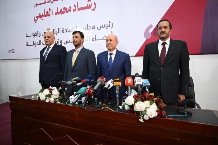 سياسي المقاومة يشارك في استقبال رئيس مجلس القيادة الرئاسي بتعز