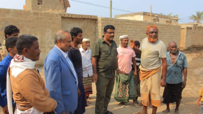 طارق صالح يوجه بإعادة بناء منزل أثري تضرر جراء السيول في الخوخة
