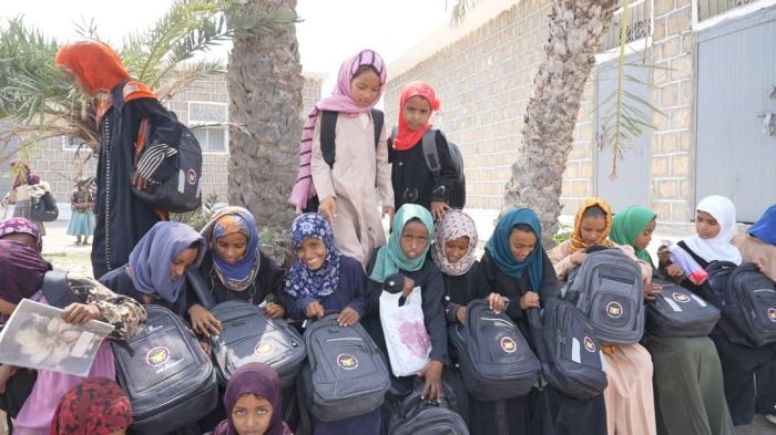 إنسانية المقاومة الوطنية توزع الحقيبة المدرسية في موزع
