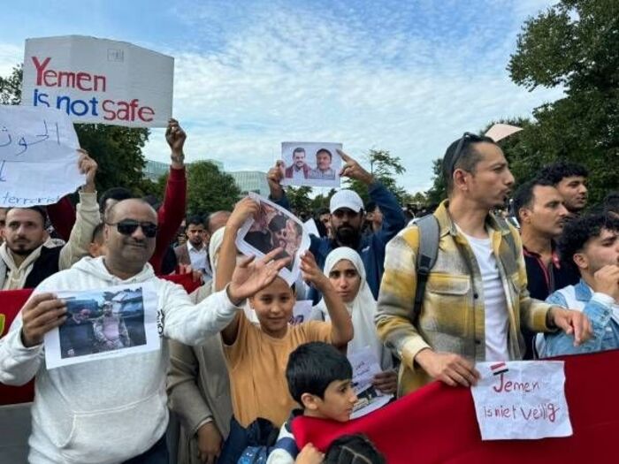 مئات اليمنيين يتظاهرون في هولندا احتجاجًا على تصنيف بلادهم "آمنة"