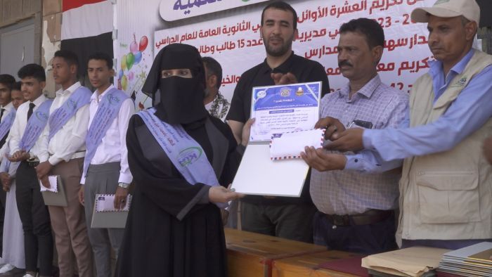 المخا تكرم معلمي وطلاب "الثوباني" المتميزين تزامناً مع الاحتفالات بأعياد الثورة