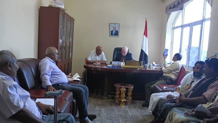 ثمّن جهود طارق صالح.. وكيل تعز يناقش مستجدات مشاريع البنية التحتية في المخا