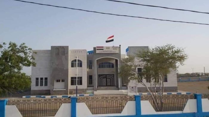 محلي المخا يدعو إلى وقف البناء في المناطق غير المخططة ويتعهد بضبط المخالفين وإزالة العشوائيات (نص البيان)