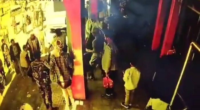 صنعاء.. مدير مرور حوثي يعتدي على مواطن أمام مطعم شهير