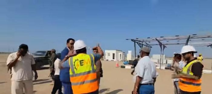 وكيل الحديدة يتفقد مشروعي الطاقة الشمسية بمديريتي الخوخة وحيس