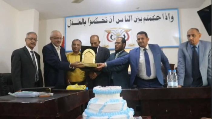 تكرم موظفي المحاكم الابتدائية والشرطة القضائية في الحديدة