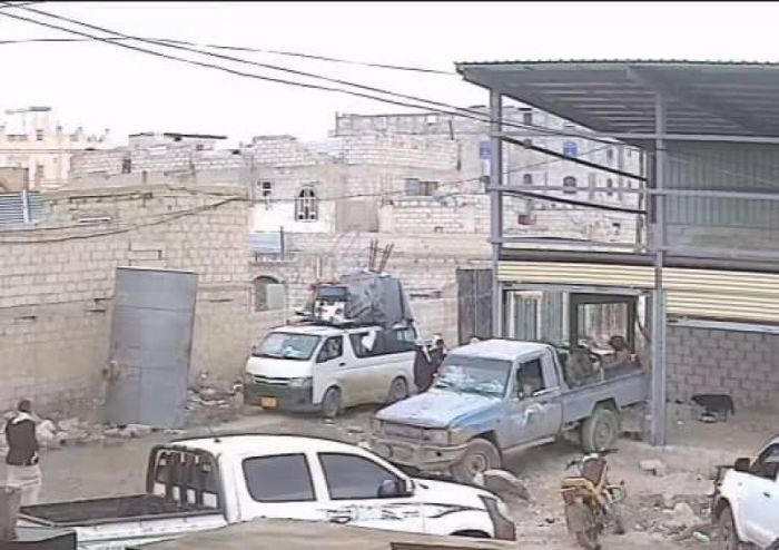 مليشيا الحوثي تحاصر منازل وتختطف عائدين في المتون بالجوف