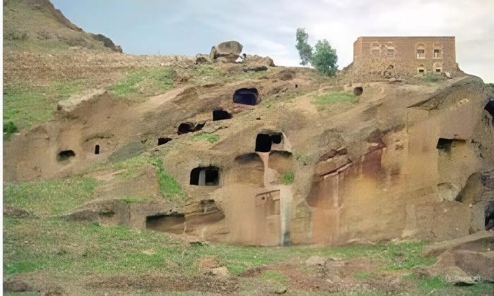 عصابة حوثية مسلحة تنهب آثار "ظفار" في إب
