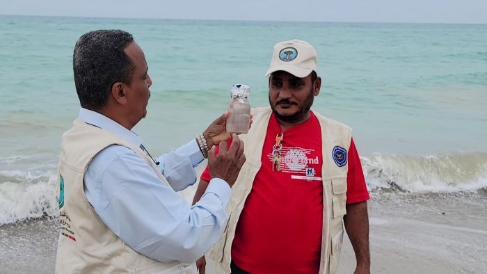 حماية البيئة تنفذ مسحًا في سواحل الحديدة لمعرفة مدى تأثرها بغرق السفينة "روبيمار"