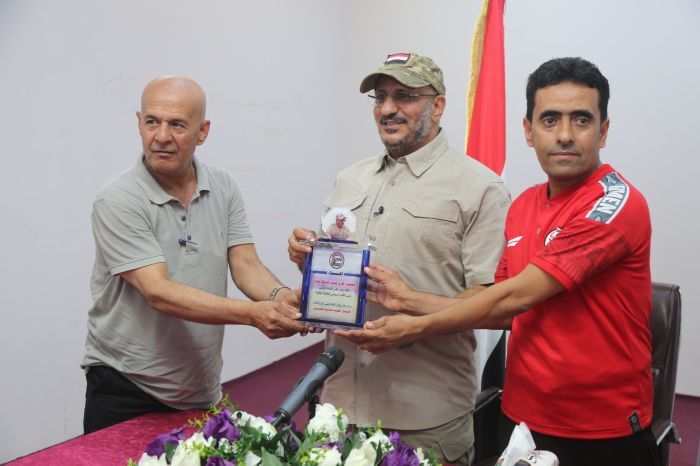 طارق صالح يشيد بجهود المنتخب الوطني ويدعوه للتفاني في تمثيل اليمن