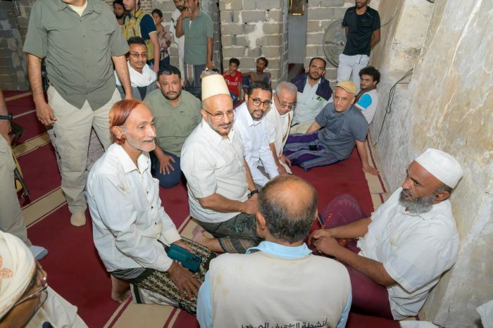 طارق صالح يتفقد مدينة حيس وجامعها الكبير ويوجه بتأهيل الشارع الرئيس "صور"