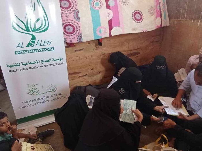 مؤسسة الصالح تواصل دعم النازحين في لحج بمساعدات إنسانية