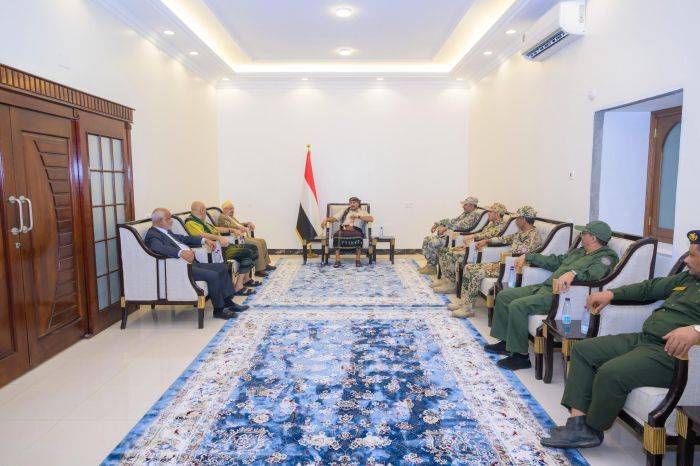 قدِموا لتهنئته بالعيد.. طارق صالح يستقبل رئيس مجلس النواب ومحافظَي تعز والحديدة