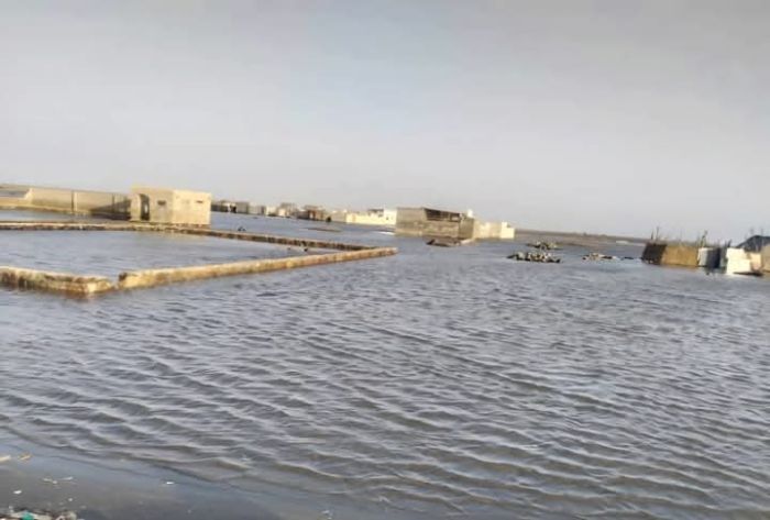 الحديدة.. نزوح عشرات الأسر في اللُّحية غمر منسوب مياه البحر منازلهم وسط تجاهل مليشيا الحوثي لمعاناتهم