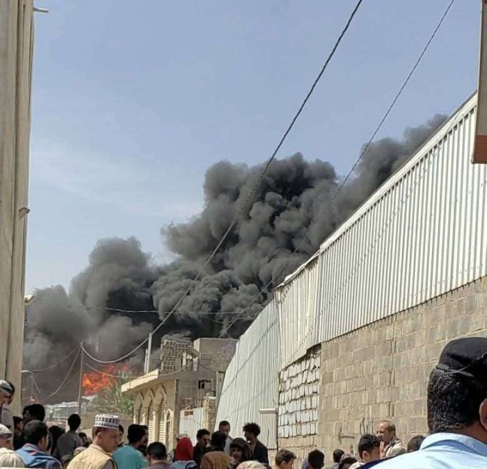 حريق هائل يلتهم مصنع إسفنج في صنعاء وتأخر فرق الإطفاء يضاعف الخسائر