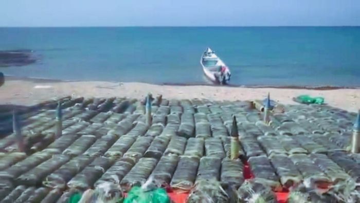 ضبط قارب يحمل صواريخ وذخائر مهربة قرب باب المندب