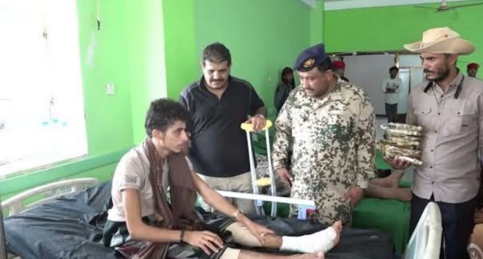 مدير شرطة الحديدة يعايد جرحى المقاومة والمواطنين في مستشفيات المخا والخوخة