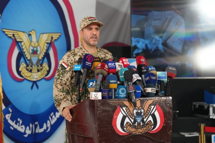 صور | بحضور وسائل إعلام محلية ودولية.. ناطق المقاومة الوطنية يكشف تفاصيل مخزن السلاح الإيراني العائم