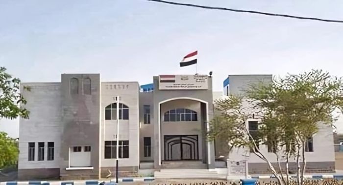 مكتب الصناعة والتجارة بالمخا يحذر من التلاعب بالأسعار ويدعو للإبلاغ عن المخالفات