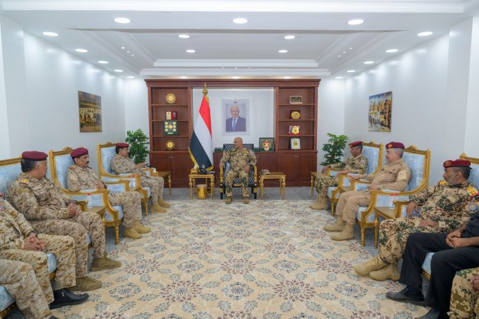 طارق صالح يطلع من وزير الدفاع على الوضع العملياتي في مختلف المناطق العسكرية والمحاور
