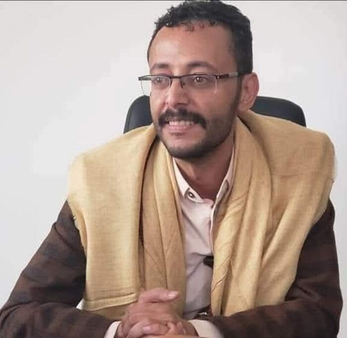 عنصرية موثقّة.. قيادي حوثي يُفصل موظفين محليين في إب ويستبدلهم بمقربين منه