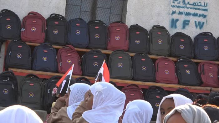 المقاومة الوطنية تقوم بتوزيع حقائب مدرسية على 26 ألف طالب في تعز