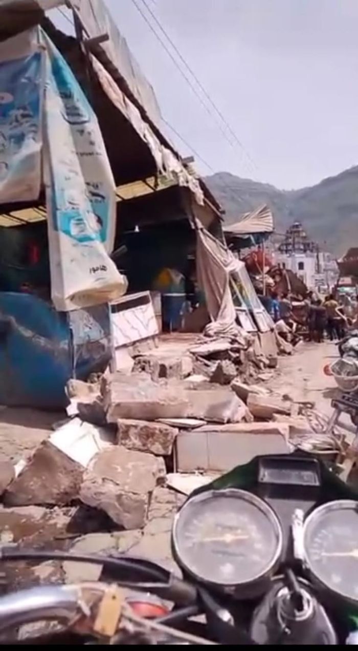 مليشيا الحوثي تزيل بسطات النازحين في إب دون تعويض