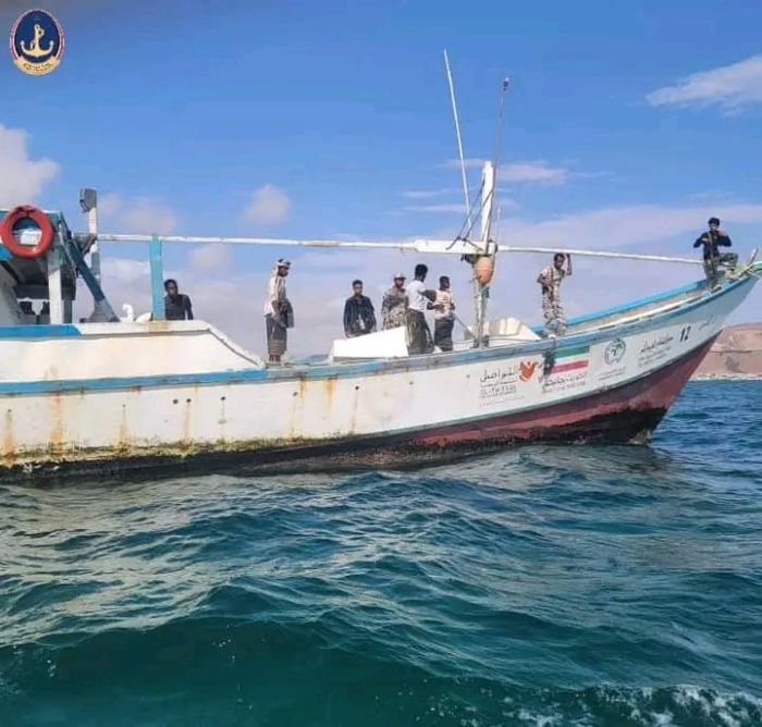خفر السواحل بشبوة يضبط قاربًا أجنبيًا فر طاقمه أثناء التفتيش