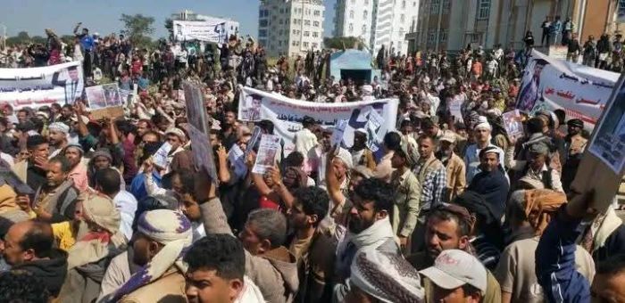 تعز.. مظاهرة غاضبة في التربة للمطالبة بالقصاص من قتلة النجاشي