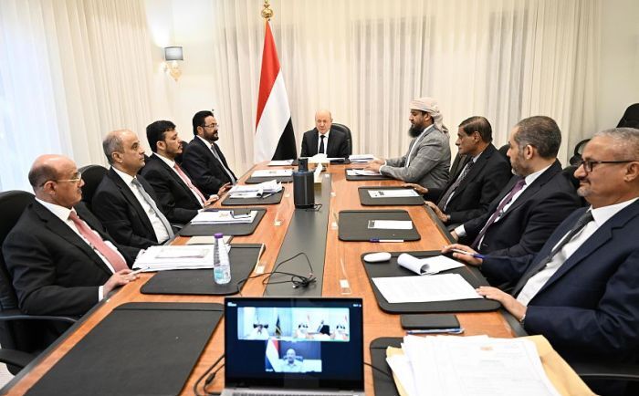 مجلس القيادة الرئاسي يقر حزمة إصلاحات مالية ويشيد بتقدم الجهود الاقتصادية والعسكرية