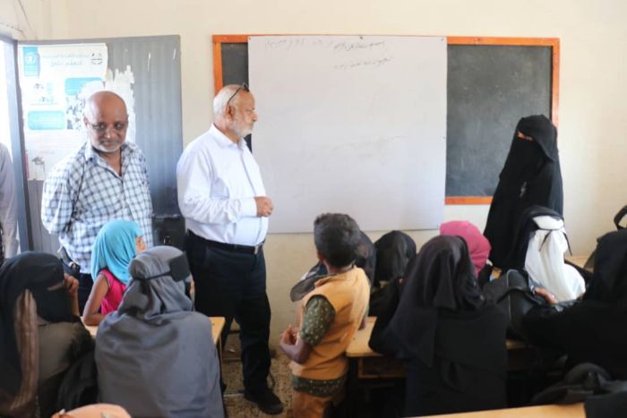 محافظ الحديدة يتفقد مدرسة طلحة بالخوخة ويوجه بإنشاء ثلاثة فصول جديدة فيها