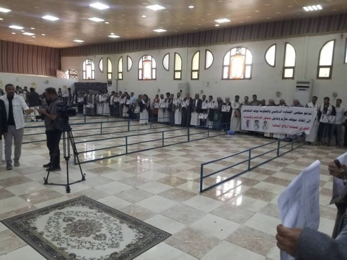 وقفة احتجاجية لأبناء المحويت في مأرب رفضًا لقرارات إعدام حوثية بحق 3 معلمين