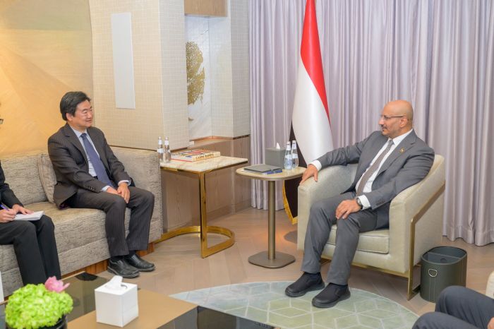 طارق صالح يستقبل القائم بأعمال سفارة الصين في الرياض لمناقشة العلاقات الثنائية ودور السلام في اليمن