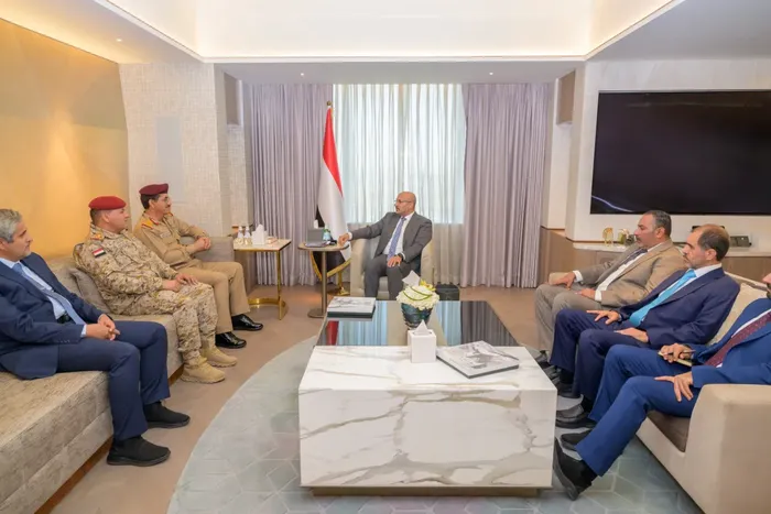 طارق صالح يستعرض مع وزير الدفاع أولويات المرحلة وسبل تعزيز البناء المؤسسي للقوات المسلحة