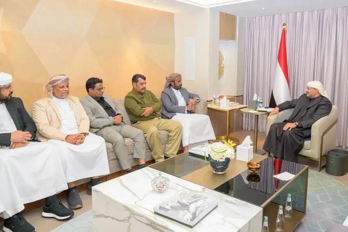 طارق صالح يلتقي رئيس حلف قبائل حضرموت الشيخ عمرو بن حبريش