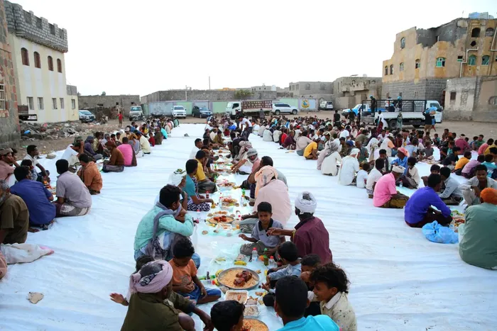 خلية الأعمال الإنسانية للمقاومة تقيم مأدبة إفطار جماعي لأهالي ذو باب المندب (صور)