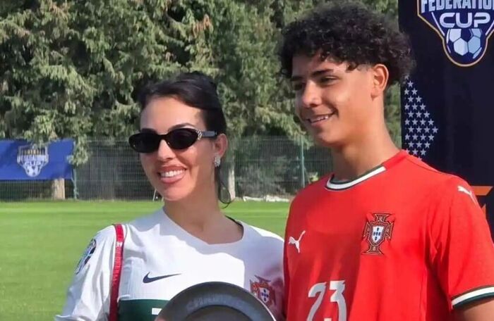 بوجود جورجينا.. كريستيانو جونيور يثير التكهنات بظهوره في تدريبات ريال مدريد