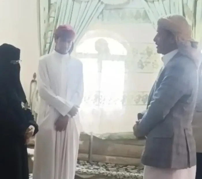 بتكليف من طارق صالح.. قيادات المكتب السياسي بتعز تعزي أسرة الطفل الشهيد إبراهيم جلال
