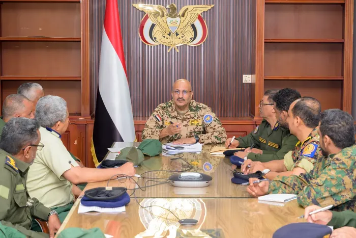 طارق صالح يطلع من وزير الداخلية على "إصلاحات" الوزارة ويترأس اجتماعًا لقطاع الأمن في الساحل الغربي