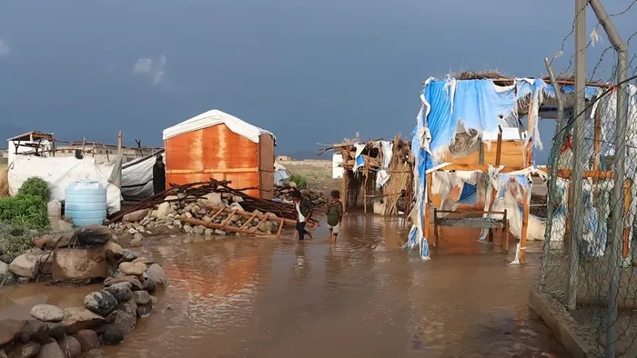 الحديدة.. أمطار غزيرة تُفاقم معاناة النازحين في حيس