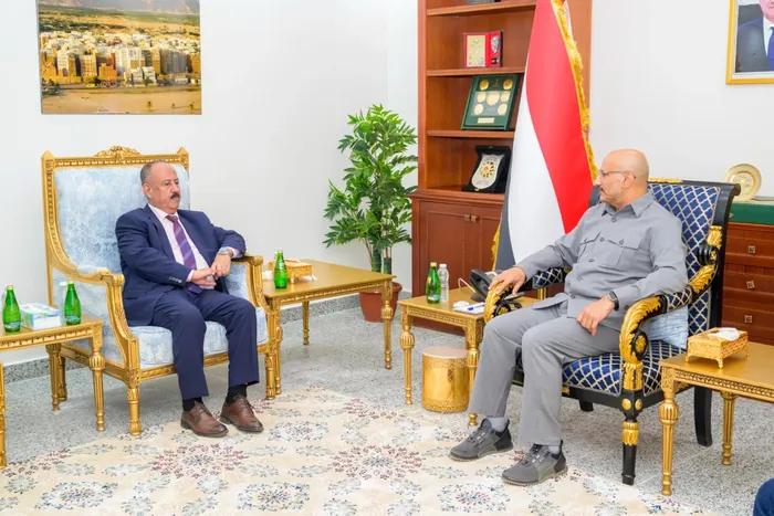 طارق صالح يناقش مع وزير النقل إعادة جدولة الرحلات إلى مطار المخا وتطوير الميناء