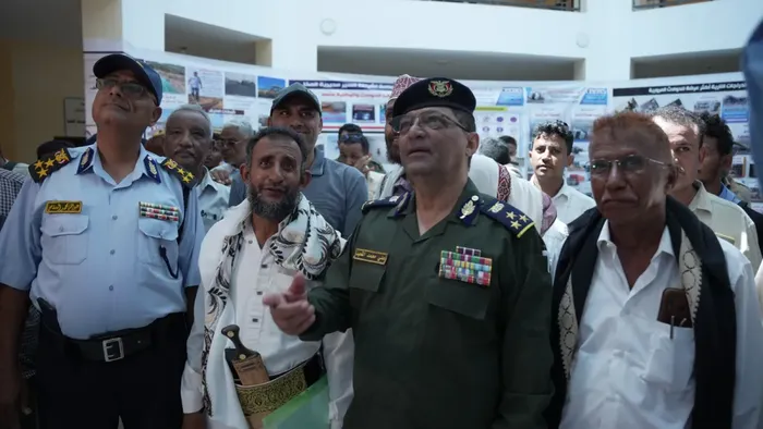 العميد علي القحيف يفتتح معرض صور الحوادث المرورية بالمخا (صور)