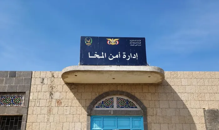 أمن المخا يضبط متهماً بقتل شقيقه بعد ساعات من ارتكاب الجريمة