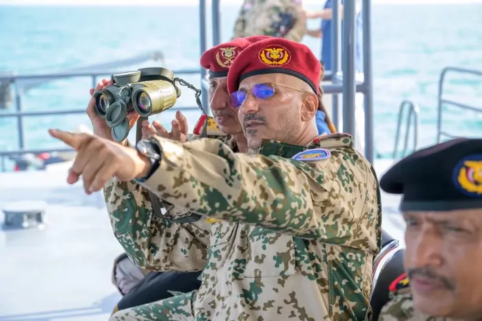 طارق صالح يشهد إطلاق تشكيل جديد للقوات البحرية في باب المندب وزقر