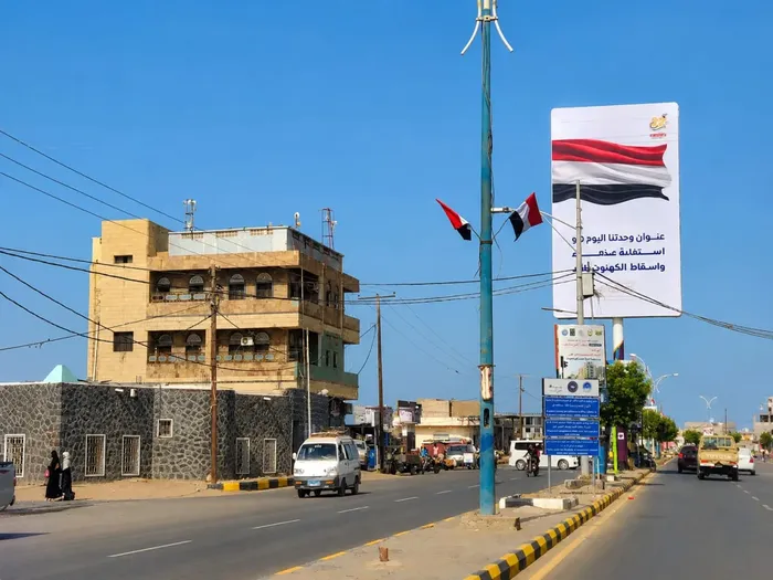 المخا تتزين بالأعلام واللوحات احتفاءً بالعيد الوطني الـ36 للجمهورية اليمنية