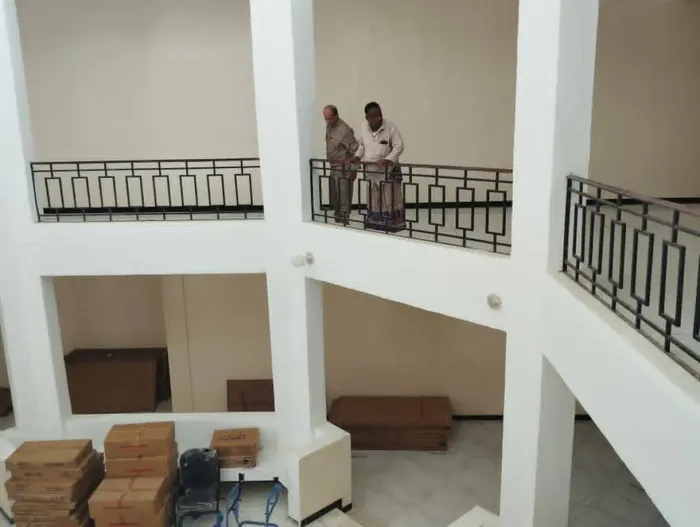 المقاومة الوطنية تسلم أثاث وتجهيزات المجمع الحكومي في ذو باب المندب